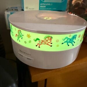 Sparoom White and Green Diffuser with Horse Design